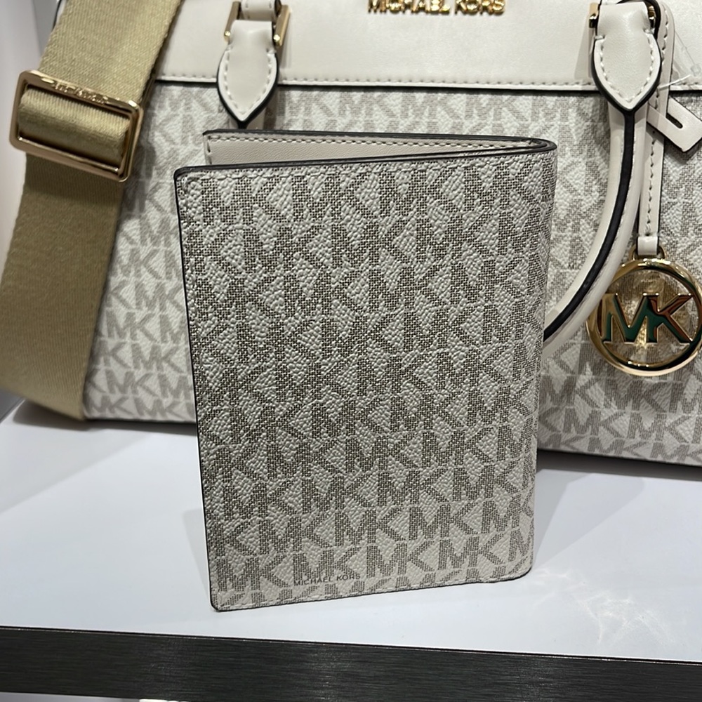 Michael Kors Jet Set Travel Passport Wallet
Light Cream Signature/Golden-NWT - Picture 4 of 16